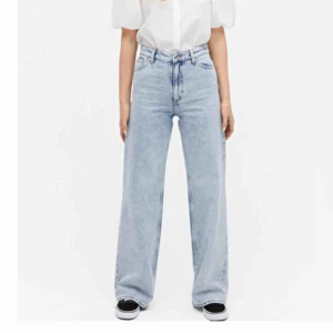  - Säljer dessa jeans från monki i modellen yoko! Köpt av en annan tjej på plick men de passade inte mig tyvärr :( 💕💕
