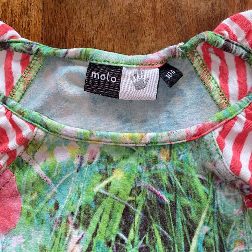 Fint linne från Molo med fjärilar och blommor, lätt uttvättad annars fin. Toppar.