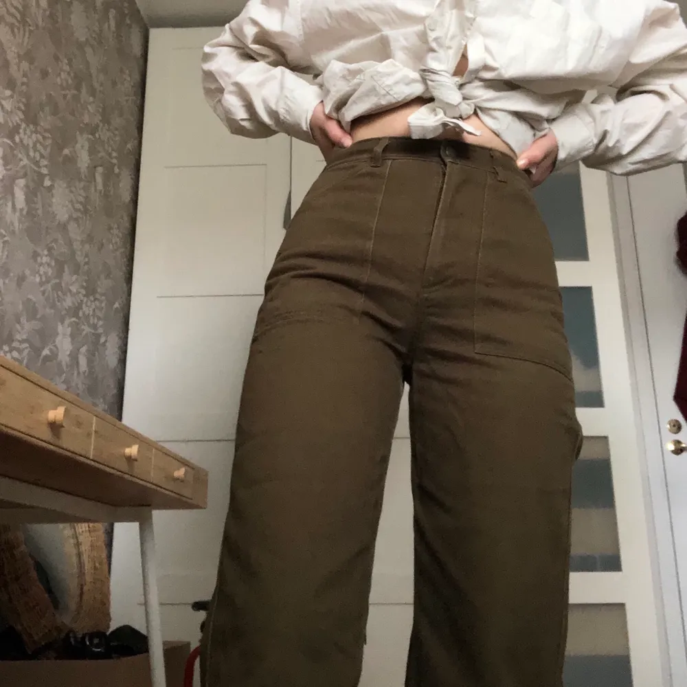 Feta militärgröna byxor som slutar vid fotknölen (jag är 169cm) Höjmidjade med stora fickor. Bra passform och inte slitna även om jag använt dem ganska mycket (från &otherstories). Jeans & Byxor.