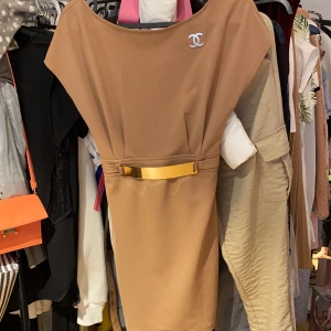 Klänning  - Typ brun färg 