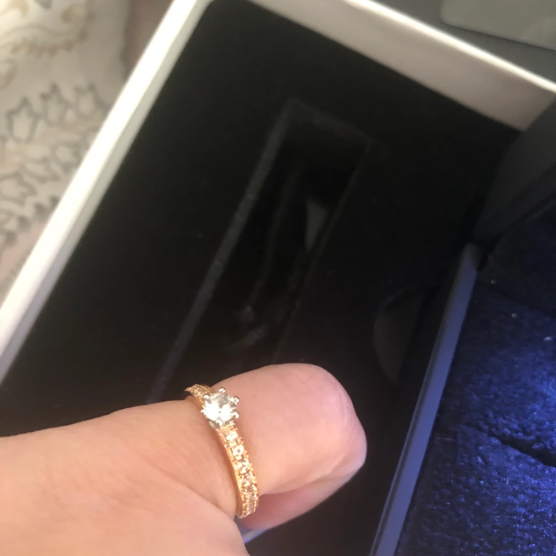 Äkta guld ring med vit safir - 90