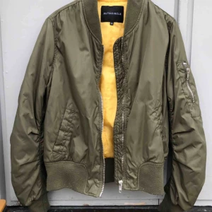  - Knappt använd snygg bomberjacka! Storlek 36 men stor i storleken. Kan mötas upp i sthlm eller frakta men köparen står för frakt! ✨