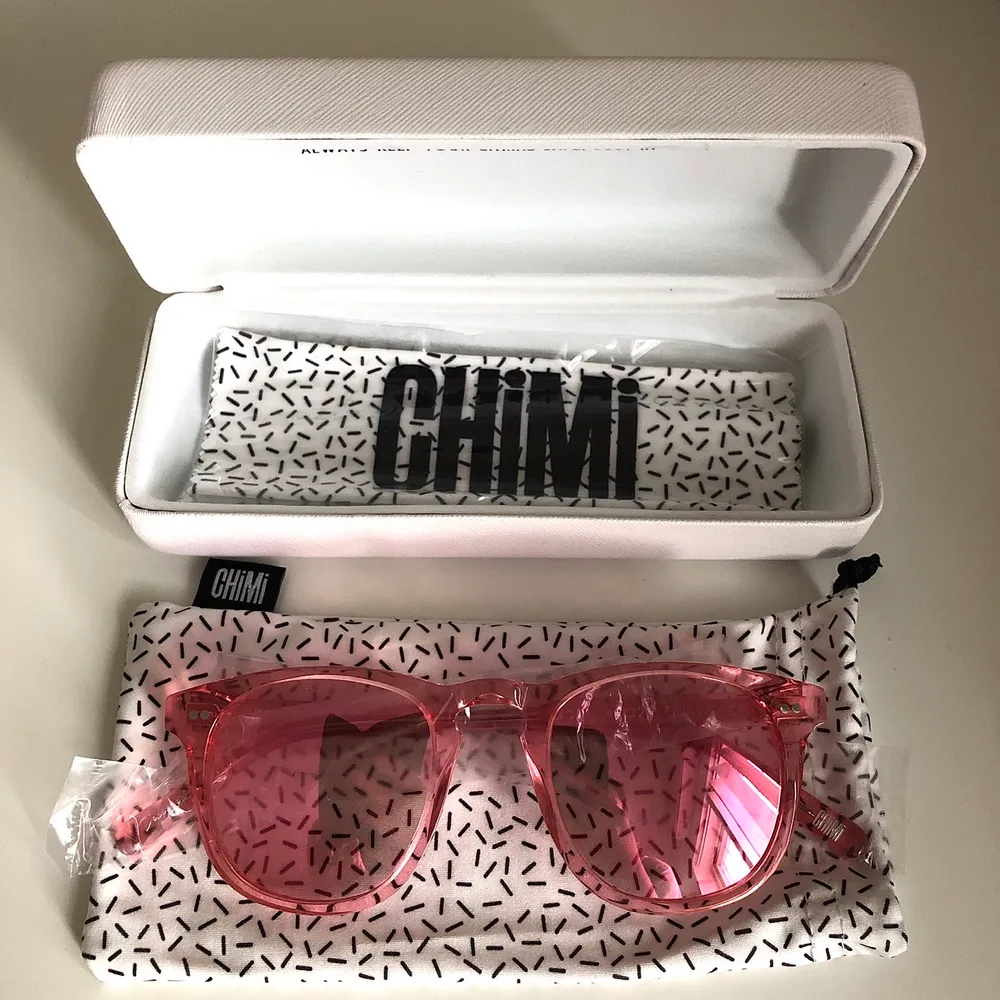 Brand new! Sunglasses with mirror glass in a coral color. Bought for 1000kr. Accessoarer.