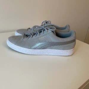 Puma skor  - Gråa Puma skor, använda 1 gång. Fint skick. Frakt tillkommer 