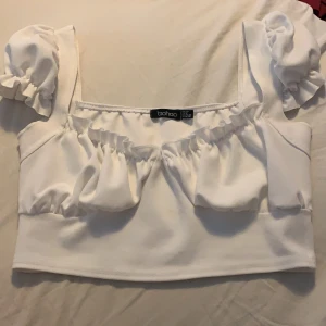 Sommar topp - Jag säljer denna jätte fina och Populära toppen då den inte har komigt till andvändning. Den är i storlek 38 men passar som S. Och sitter jätte bra på mig som är S. BUDA!!!!