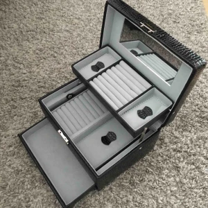  - Ett svart, svagt mönstrat smyckeskrin med spegel. 90 kr +frakt. Hör gärna av dig om du har fler frågor!💜