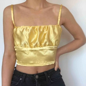  - Sjukt söt topp som jag sytt själv! Den går att tvätta och rosetterna där bak gör det möjligt att justera så att den passar flera storlekar. Frakt kostar 66kr💞 dm vid intresse