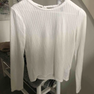  - Jättesöt topp från HM som är köpt för ett par år sedan(finns därför inte att köpa i butik längre) . Den är Max använd 3 gånger. Den har ett jättefint knyte i ryggen. Är i storlek M men passar även S 🥰🥰