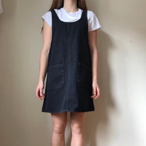 Hängselklänning!  - Hängselklänning från Monki med fickor på framsidan. Använd max 10 gånger och därför i riktigt bra skick. Gjord i jeansmaterial. Frakt ingår! 