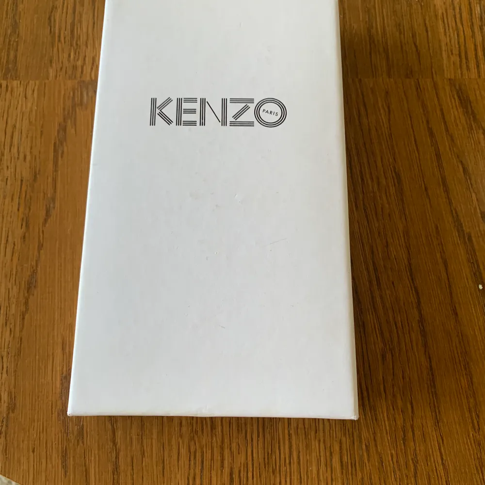 Säljer nu mitt fina KENZO skal pga att jag köpt ny telefon. Köp på KN i Stockholm. En liten plast bit har gåt av i hörnet men syns knappt.. Accessoarer.