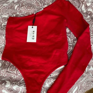  - Säljer denna super snygga body från NA-KD, aldrig använd med prislapp kvar:)  Säljer pga den va lite liten för mig:(