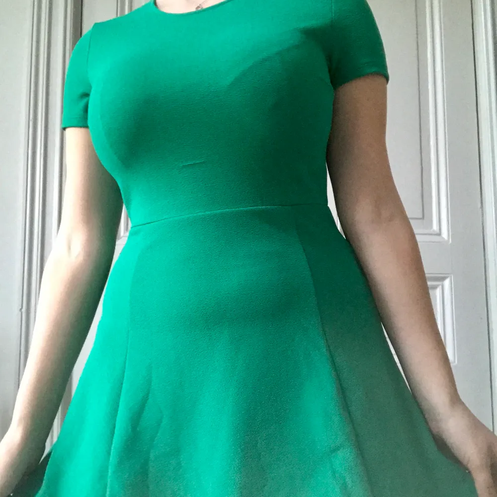Jag säljer en söt grön sommar klänning för att jag inte använder den länge 🌱👗. Klänningar.