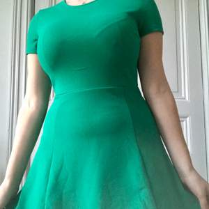 Jag säljer en söt grön sommar klänning för att jag inte använder den länge 🌱👗
