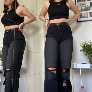 Svarta vida byxor med hål  - Ett par as feta brallor från Boohoo, sitter as snyggt!! Passar till allt 💜💜💜 Helt nya och oanvända, bara testade. Buda från 300!! Köparen står för frakten🥳