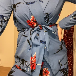 Blommigt set - Ett blått och blommigt set från GinaTricot, byxorna gör till anklarna! byxor strl 36, blus strl 38. Använt fåtal gånger. Frakt 60kr! 💙