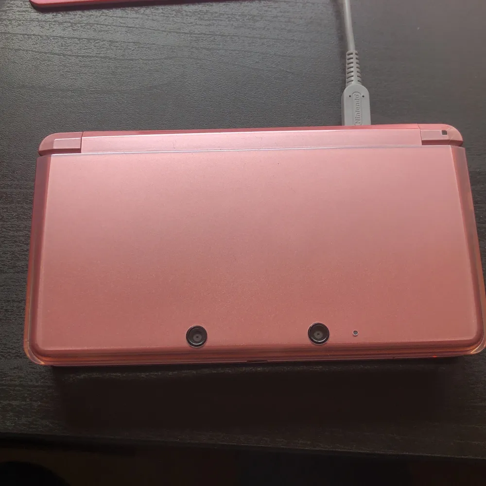 Supersöt rosa Nintendo 3ds som tyvärr inte används längre! Kommer med 1 spel. Övrigt.