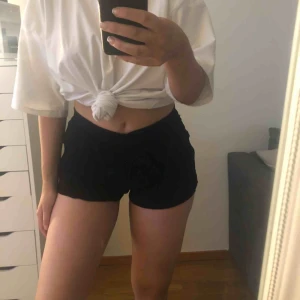  - Svarta ”mjukisshorts” med fickor på sidorna. Köparen står för frakten☺️