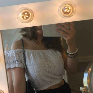  - Super söt vit sommar topp! Passar galet fin till både kjolar och jeans.  Även sjukt fin med jeans jacka!