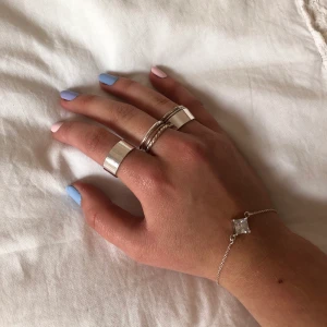 Ringar - Massa blandade ringar (inte i silver) från olika ställen. Använder aldrig men har använt några gånger. Säljer alla tillsammans för 50kr