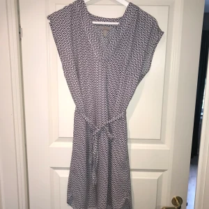 Skön sommarklänning - Använd 2 gånger. Från HM. Storlek S
