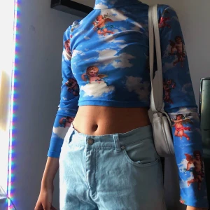 Ängelblus - Passar både S och M, men den är storlek M. Frakt tillkommer!