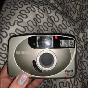 Samsung Analog kamera  - Analog kamera från samsung. Jättefint skick och tar coola vintage bilder! Skriv privat för fler bilder som är tagna med den🤩 frakt tillkommer men pris kan diskuteras📌