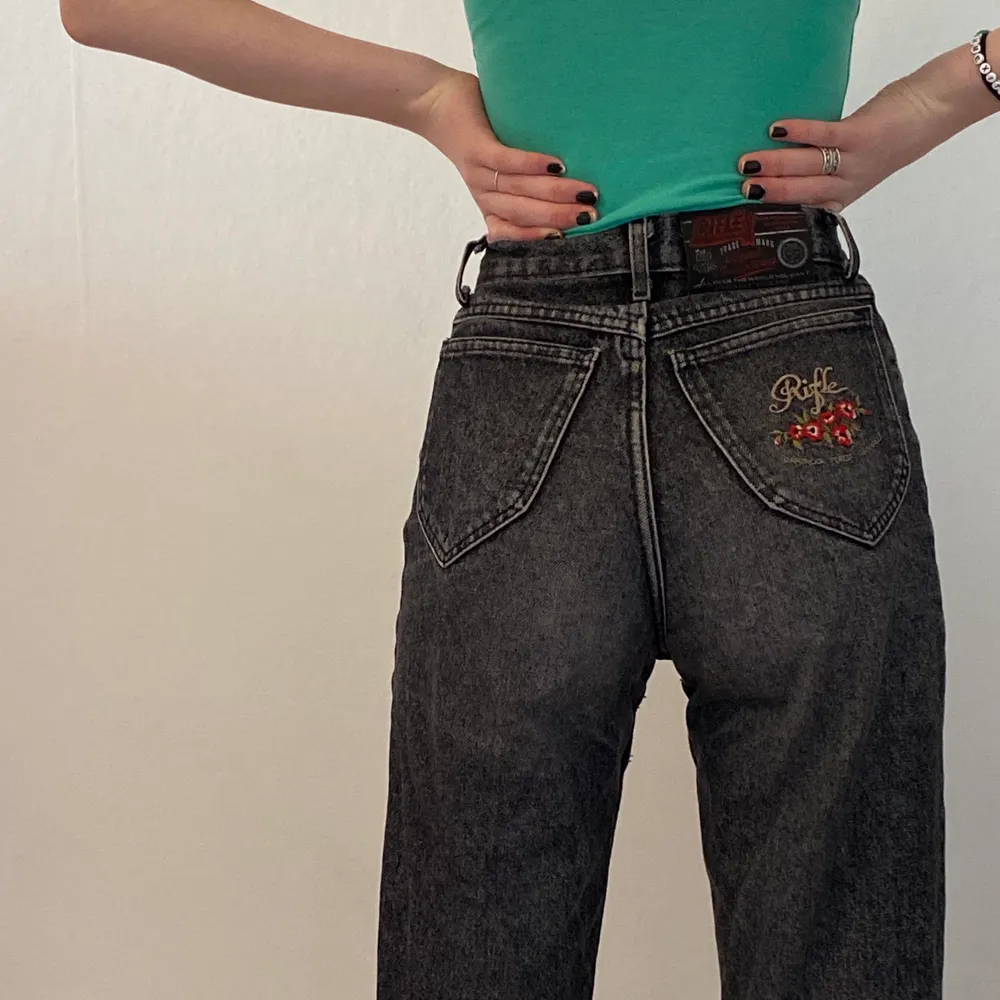 Gråa stentvättade jeans från märket rifle! Snygga jeans köpa på secondhand:) mycket bra skick💕 Står ingen storlek i men jag skulle säga W24/25 L32:). Jeans & Byxor.