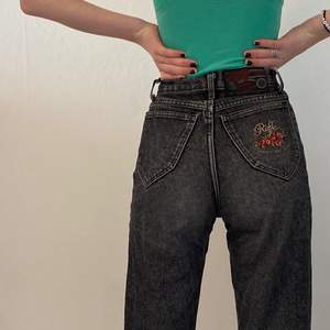 Gråa stentvättade jeans från märket rifle! Snygga jeans köpa på secondhand:) mycket bra skick💕 Står ingen storlek i men jag skulle säga W24/25 L32:)