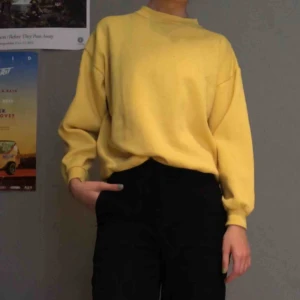  - Gul collegetröja i storlek S/M, Köpt second hand och de står ingen storlek. Skriv provat om ni är intresserade eller har frågor!!