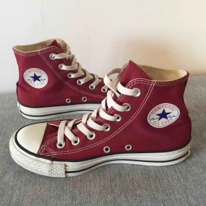  - vinröda Converse, all star.  Lånad bild  storlek 38 