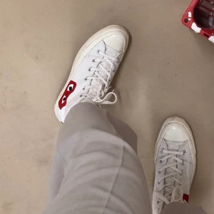 COMMES des GARCONS Converse - De snyggaste skorna jag äger är för stora (🥺) och söker nytt hem! Storlek 39, i toppskick! Vill ni ha fler bilder så skicka ett meddelande, kan eventuellt gå ner i pris vid snabb affär❣️ (annons finns även på tise)