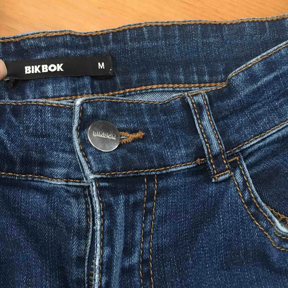 Blåa jeansleggins med högmidja från Bikbok. Fint skick. Pris 100kr.. Jeans & Byxor.