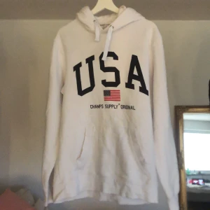 Hoodie - En vit hoodie med USA märke på. Den är ganska lång och stor funkar som typ klänning 