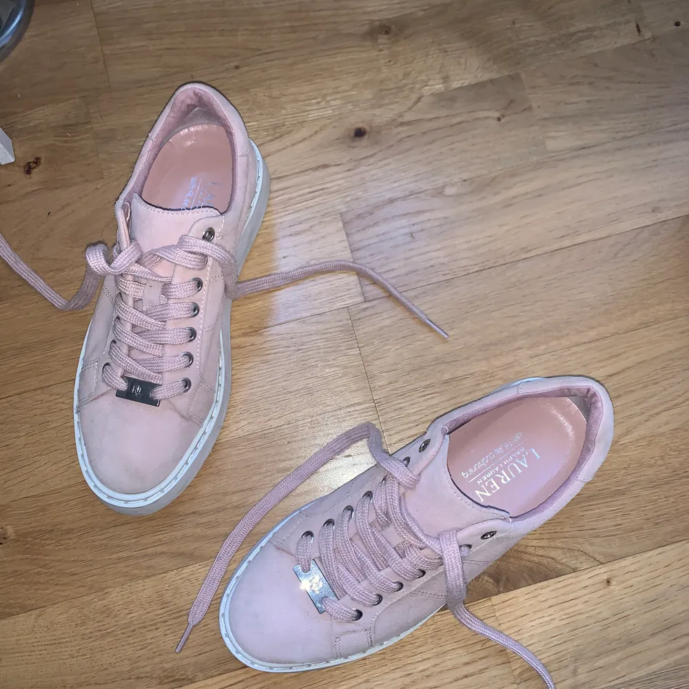 Snygga pastell rosa mocka sneakers från Ralph Lauren. Sparsamt använda ca 3 gånger, säljer pågrund av lite för små för mig. Inköpta för ca 1500kr . Skor.