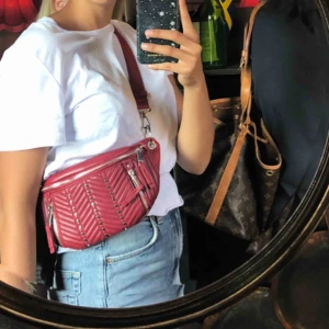  - Säljer min röda väska från zara som är använd fåtal gånger. Skicka för fler bilder. Frakt tillkommer