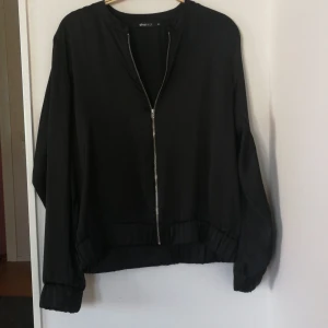 Ginatricot satin Black blouse - Satin blouse / jacket in black with long sleeves 38 size 