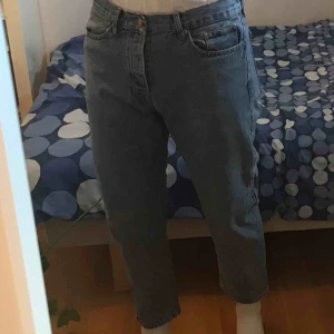  - Skitfina jeans som jag använt mycket men varit varsam med och därför är de i ett bra skick. Säljer då jag vuxit ur dem och hoppas på att de kan få en ny ägare som gillar dem lika mycket som jag!:)