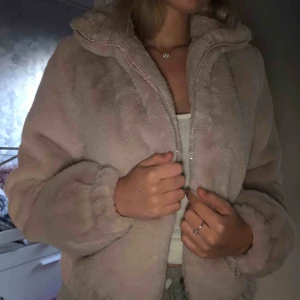  - Gosig och skön jacka. Nästan aldrig använd!