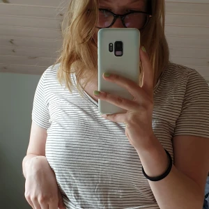 T-shirt  - Superfin t-shirt från pull and bear. Perfekt nu till sommaren. Jätteskönt tyg. Storlek S. Frakt tilkommer