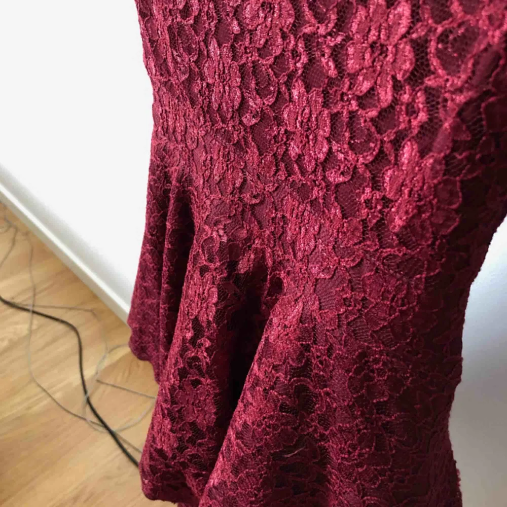 En jättefin vinröd spetsklänning från Make Way med en djup V-rygg. Tyll under kjolen. Frakt tillkommer om den ska skickas!. Klänningar.