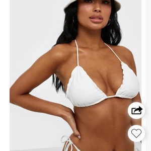 Bikinitop från Nelly  - Jättefin bikinitop från Nelly, aldrig använd pga fel storlek! Kan mötas upp nära Haninge eller frakta. Den är i storlek M men skulle mer säga att den är som en S, alltså lite liten i storleken. Frakten ingår i priset😍