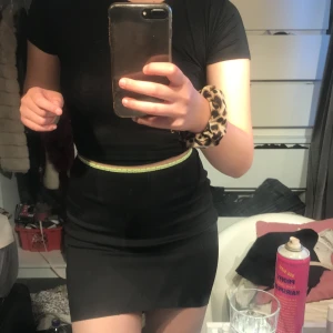 Kjol - Mellan lång kjol som aldrig kommer till användning 50kr + 14 kmr frakt