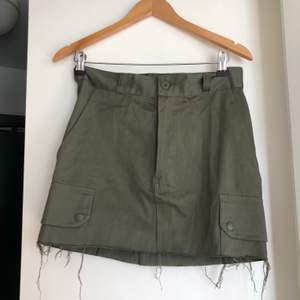 Militärgrön kjol från Urban outfitters i Köpenhamn, mycket sparsamt använd. Strl XS/ S 