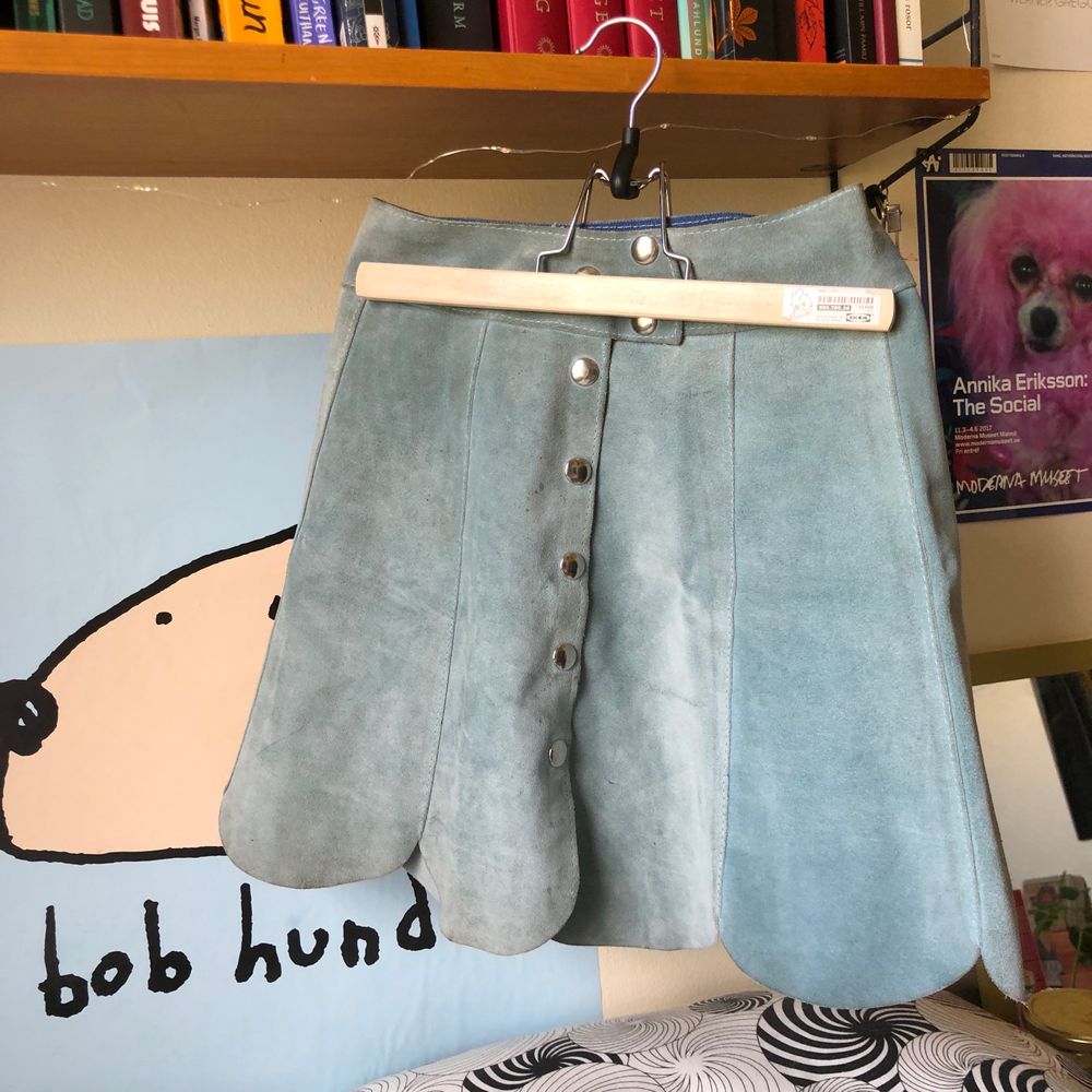 Drömmig 70-tals kjol i turkos mocka köpt på en vintage butik i Amsterdam. Superfin färg och knappdetaljer. Den har några små märken/streck se bild 3, annars mycket fint skick (bara använd för bilderna).❣️💘💘💘❤️. Kjolar.