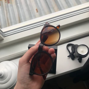 Solglasögon  - Snygga matta solgasögon med tortoise mönster och brun tonat glas. 📦 Köparen står för frakt!