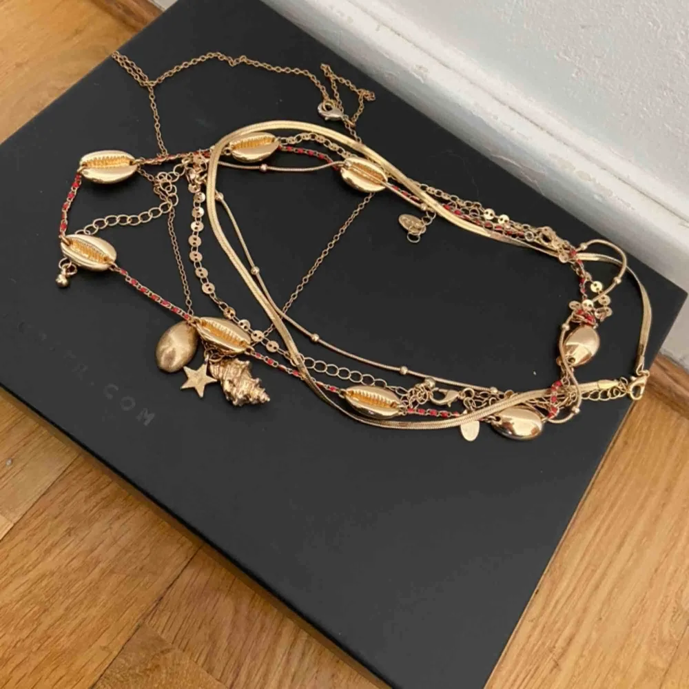 Blandade halsband. Guldfärgade.. Accessoarer.