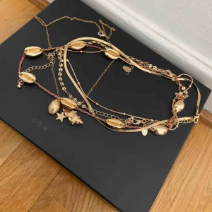  - Blandade halsband. Guldfärgade.