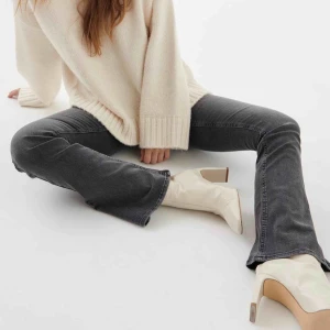 Bootcut jeans - Jättesnygga gråa bootcut jeans från Ginatricot ”Natasha” frakt tillkommer! :) 