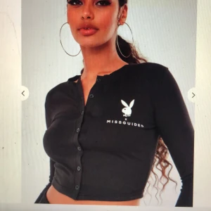 Missguided x playboy kofta - En jätte söt croppad kofta, tyvärr har den blivit för liten för mig och därför säljer jag den. 