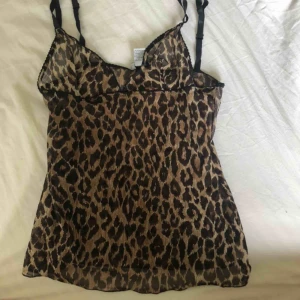 Dolce & Gabbana - Världens drömmigaste dolce linne <3333 vintage med justerbara axelband. Endast provat av mig och behövde acceptera att den faktiskt e för liten:((  buda genom att skriva till mig!